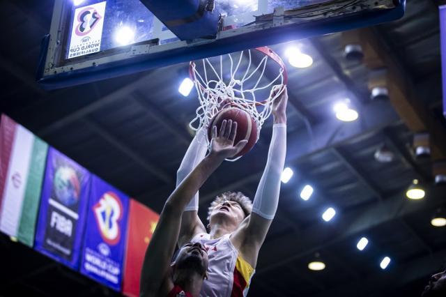 无惧困难！中国男篮强势击败伊朗距世界杯一步之遥