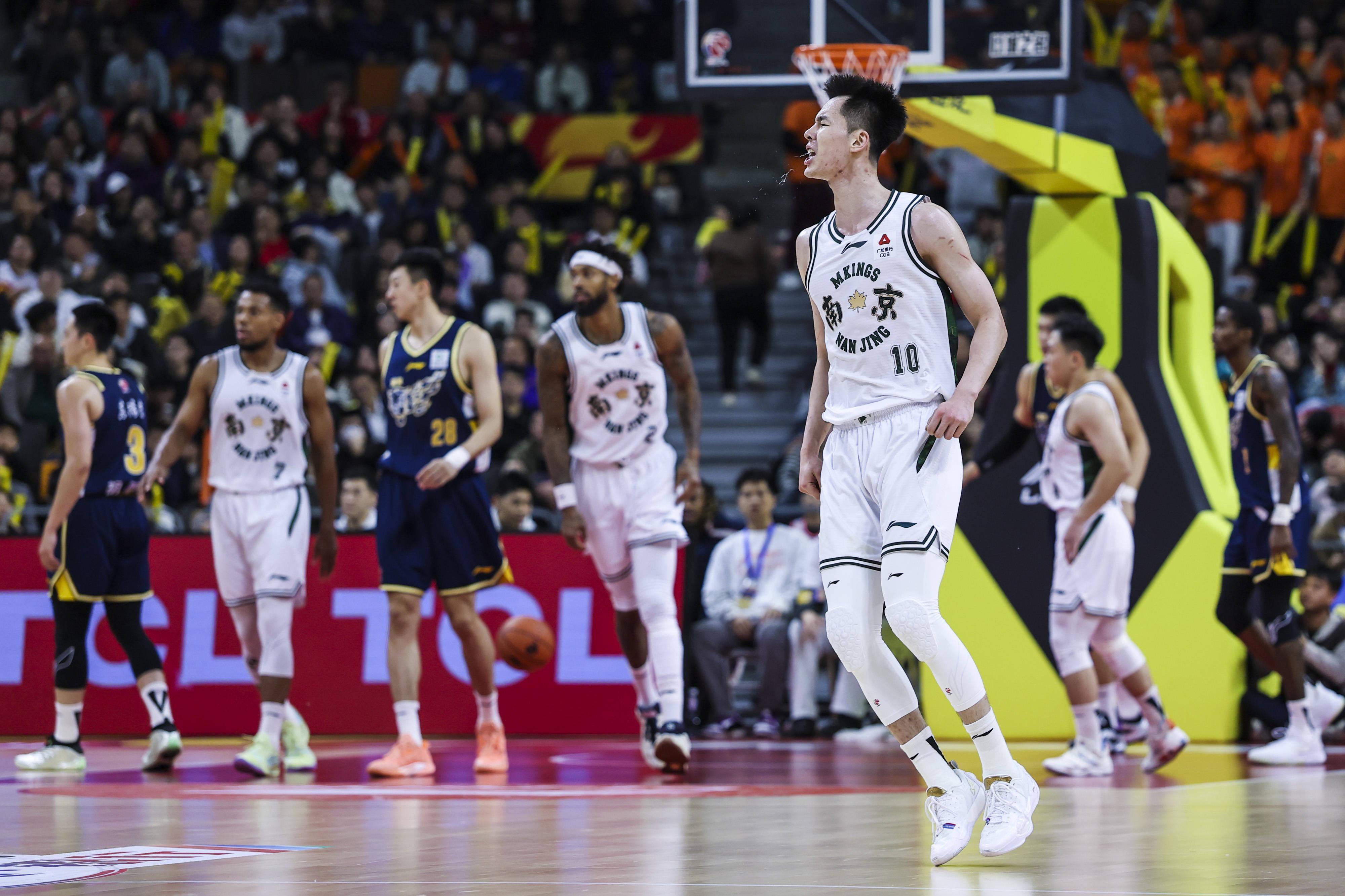 开云官方直播-垃圾时间失序酿闹剧，联盟重罚树底线，处罚尺度争议背后藏联赛