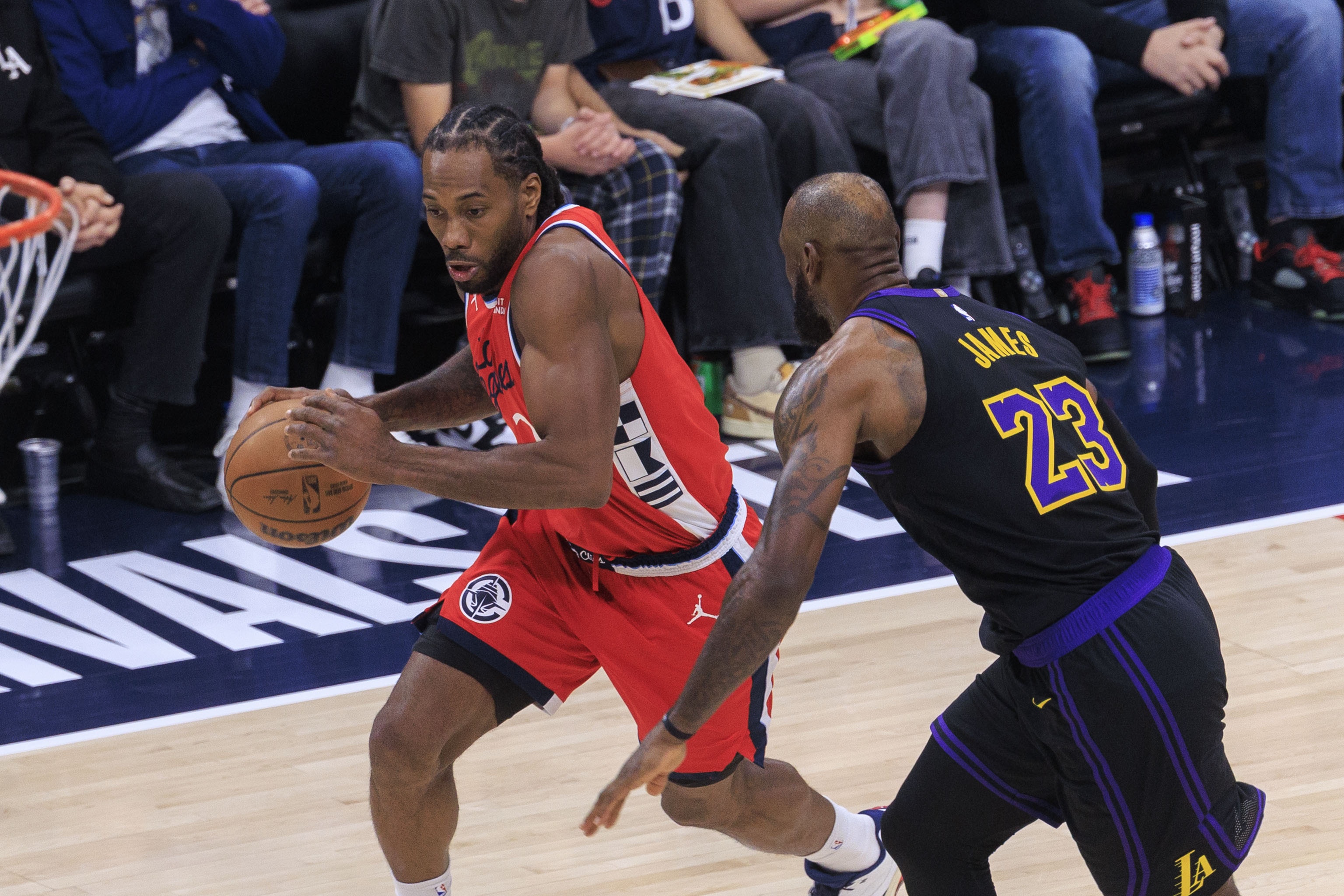 ESPN：多队人员预测如果小卡合同被判作废 那詹姆斯可能加盟快船